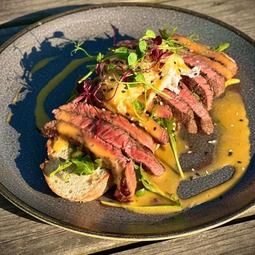Sliced steak with vegetables and sauce