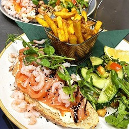 Open sandwiches with prawns, chips and salad